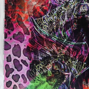 Op de afbeelding: Abstracte printstof met een kleurrijk ontwerp met dierenprint, veren en vlinder vleugels. De stof is een mix van roze, paars, groen, blauw, zwart en geel.