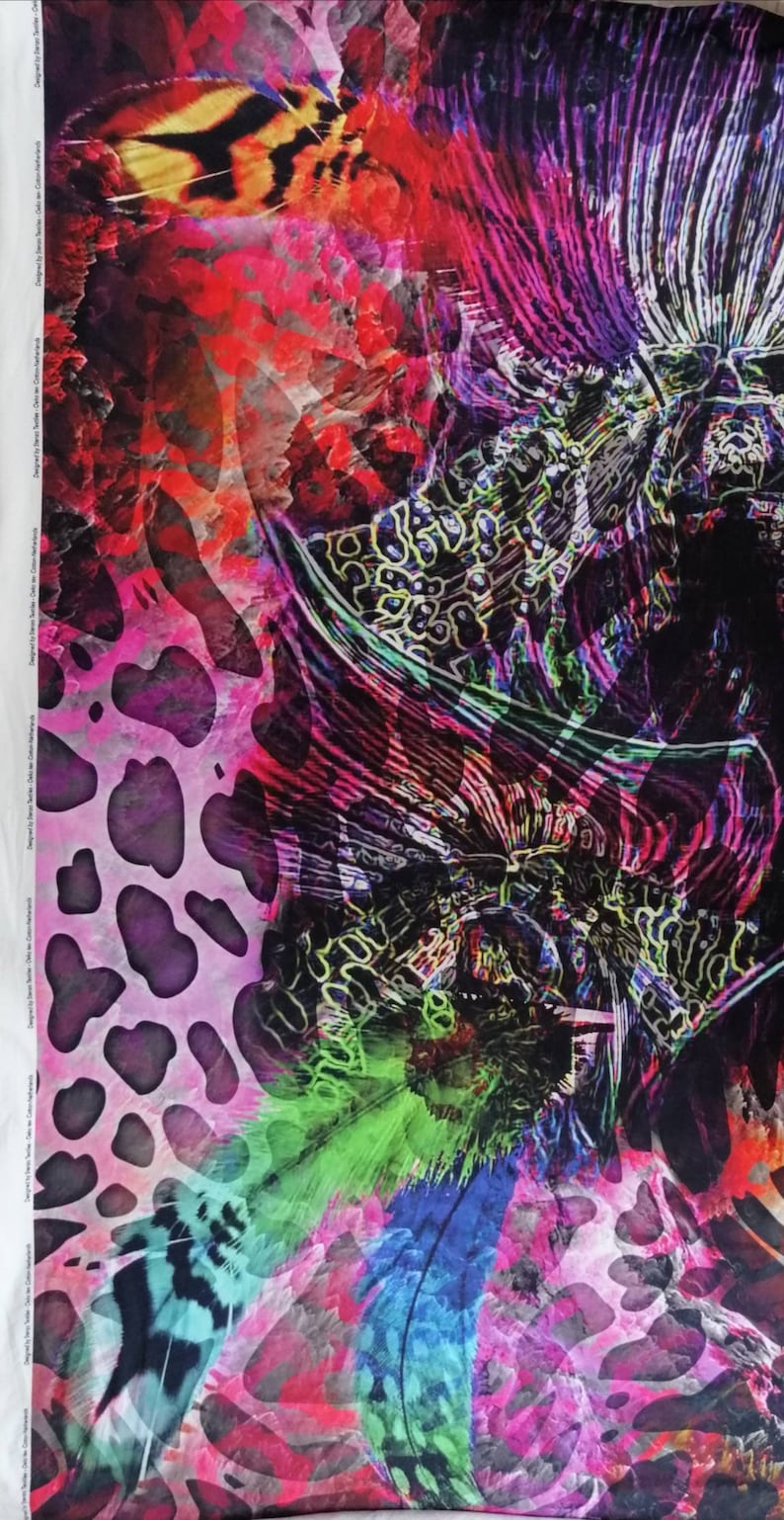 Op de afbeelding: Abstracte printstof met een kleurrijk ontwerp met dierenprint, veren en vlinder vleugels. De stof is een mix van roze, paars, groen, blauw, zwart en geel.