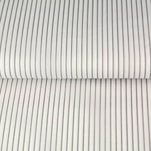 Könnte beinhalten: Weißer Stoff mit dünnen, grauen vertikalen Streifen. Der Stoff ist in der Hälfte gefaltet.