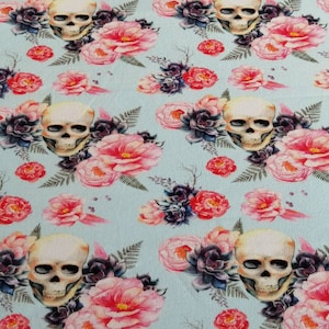 French Terry sommarsweattyg med dödskallar, rosor och blommor på ljusblått