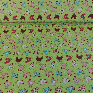 Peut inclure: Tissu vert avec un motif répétitif de poulets colorés. Les poulets sont dans différentes poses et ont des pois et des cœurs de différentes couleurs sur leur corps.