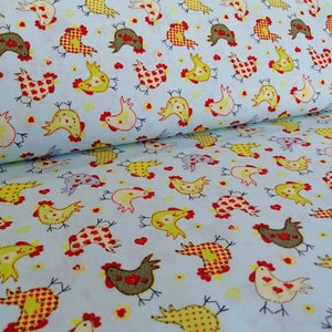 Peut inclure: Un tissu bleu clair avec un motif répétitif de poulets colorés. Les poulets sont dans différentes poses et ont des crêtes et des barbillons rouges. Le fond est bleu clair avec de petits cœurs blancs.