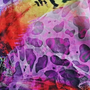 Op de afbeelding: Abstracte stof met een paars, roze en geel patroon. De stof heeft een groot, kleurrijk verenontwerp met zwarte en witte markeringen.