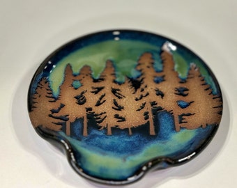 Reposacucharas de gres hecho a mano: diseño de bosque.