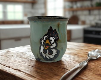 Copas de vino de gres sin tallo con diseño de pollo, ideales para reuniones divertidas.