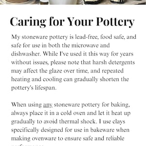 Puede incluir: La imagen presenta una selecci&oacute;n de art&iacute;culos de cer&aacute;mica, incluyendo tazas y vasos decorados. Se muestra el texto "Caring for Your Pottery". El texto proporciona instrucciones para el cuidado de la cer&aacute;mica de gres, destacando su seguridad en microondas y lavavajillas.