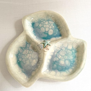 Bandeja de servir de tres secciones de gres artesanal con temática marina