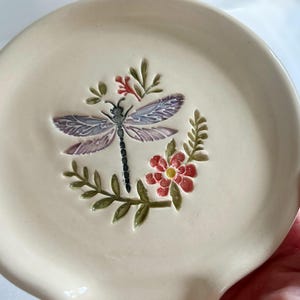 Reposacucharas de gres con forma de libélula de colores para la decoración de la cocina.