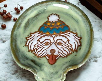 Reposacucharas artesanal con forma de perro blanco invernal / Arte en cerámica torneada