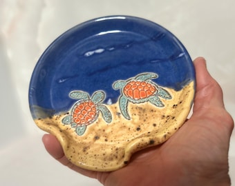 Reposacucharas con forma de tortuga marina azul y canela: accesorio de cocina de gres único para cocinar