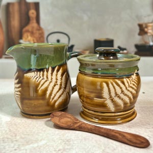 Azucarero y cremera con tapa hechos a mano / Diseño rústico de helecho de bosque en gres