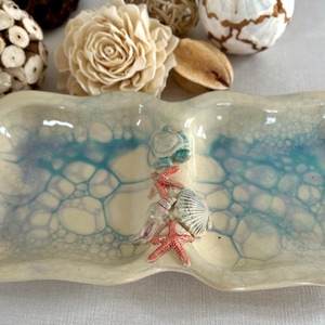 Fuente de servir de dos secciones de gres hecha a mano con temática marina