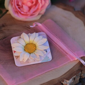 Pin's Marguerite en argile polymère Broche Fleur Daisy Flower Accessoires Tendance 2021 idée cadeau accessoires mariage image 7