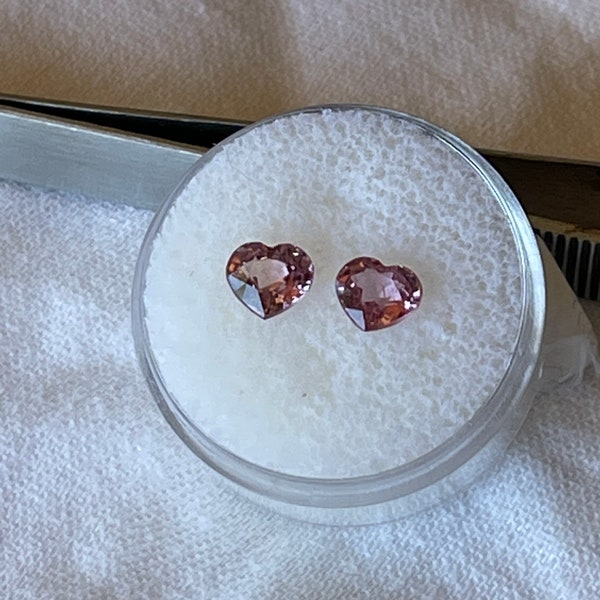 Hartvorm roze paarse spinels voor oorbel.