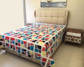 Ręcznie robiony ekologiczny patchworkowy kocyk w stylu Scrappy - rozmiar Queen (90" x 95")