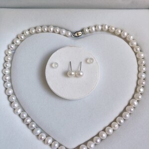 Freshwater pearl necklace and studs set