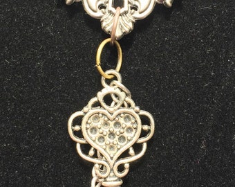 Key necklace with keyhole