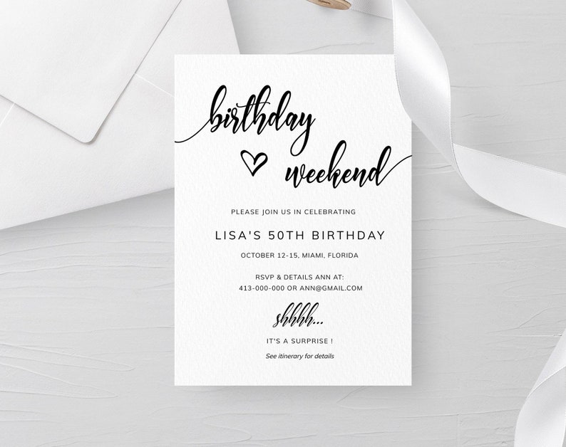 Op de afbeelding: Een zwart-witte verjaardag weekend uitnodiging met een hart symbool en de tekst "birthday weekend". De uitnodiging is voor Lisa's 50e verjaardag en zal plaatsvinden in Miami, Florida van 12 tot 15 oktober. De uitnodiging bevat een RSVP en details voor het evenement.
