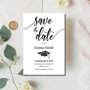 Joli modèle de faire-part de remise des diplômes, réservez la date, imprimé avec des enveloppes blanches, n'importe quelle couleur de l'école sauge, rose, bleu, terre cuite, etc.