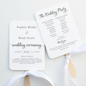 Op de afbeelding: Een witte bruiloftprogramma-waaier met zwarte tekst. De voorkant van de waaier zegt "Sophia Blake & Noah Scott wedding ceremony" met de datum en tijd. De achterkant van de waaier vermeldt de bruiloftspartij en zegt "Bedankt voor het delen van deze gedenkwaardige dag met ons. Uw aanwezigheid maakt onze vreugde compleet. Emma & Lucas."