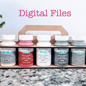 Puede incluir: Un juego de seis botellas de pintura en un soporte de madera. Las botellas están etiquetadas con "Waverly" y contienen pintura de cera y pintura de tiza en varios colores, incluyendo blanco, rosa, gris y azul. Las botellas son de 2 fl oz (59 ml) cada una.