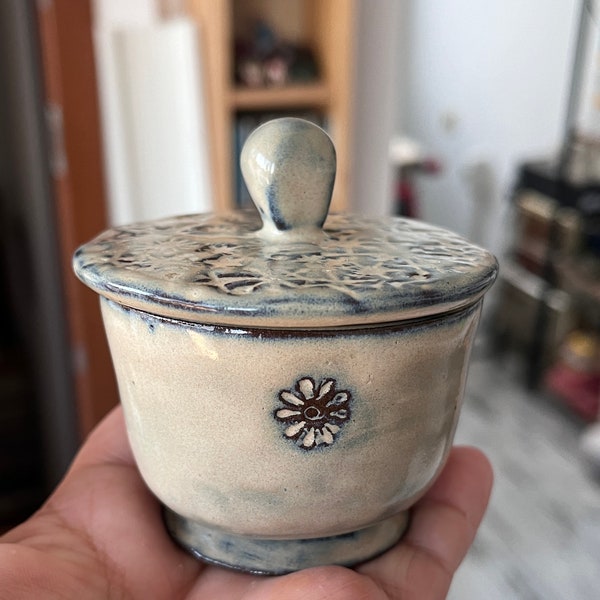 Tiny ceramic lidded jar h: 5.3 cm