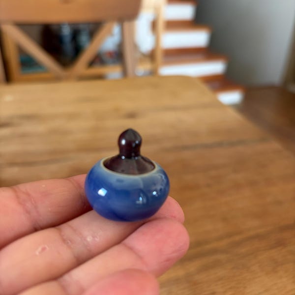 Miniature ceramic lidded jar h: 3.1 cm lid on