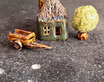 Miniature ceramic house diaroma h: 3.2 cm