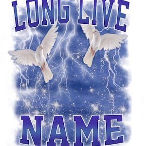 Op de afbeelding: Een wit T-shirt met de tekst "LONG LIVE NAME" in blauwe letters. De afbeelding toont twee witte duiven die vliegen in een blauwe lucht met witte bliksemschichten en sterren.