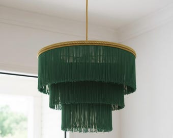 Lámpara colgante artesanal con flecos – Verde copa de árbol y dorado.