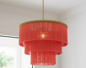 Suspension lumineuse à franges faite main - rouge corail et or.