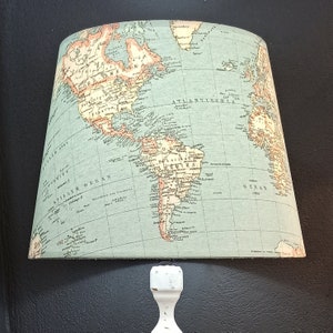Abat-jour carte du monde fait main par Abajur, un abat-jour de style campagnard pour lampe de table/sur pied ou comme suspension au plafond.