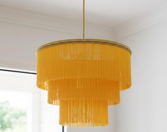Suspension lumineuse à franges faite main - Jaune d'oeuf et or.