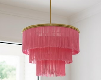 Suspension lumineuse à franges faite main - rose et or.