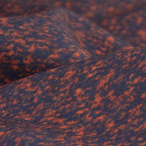 Könnte beinhalten: Nahaufnahme eines Stoffes mit einem blauen und orangefarbenen Marmormuster. Der Stoff hat eine strukturierte Oberfläche.