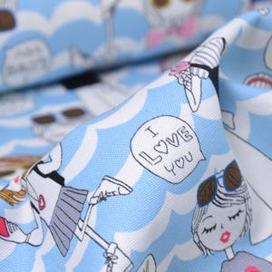 以下が含まれることがあります： 青いと白い綿の生地で、サングラスをかけて「愛してる」や「こんにちは、きれい」などの文字が書かれた看板を持っている漫画の女の子の繰り返しパターンがあります。