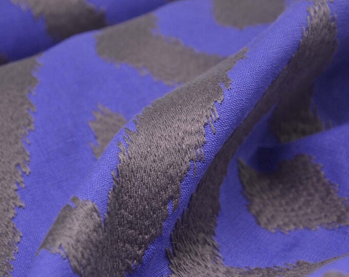 Leinenstoff mit Stickerei in lila, grau, geometrisch, Kleider, Röcke - 130cm breit - Stoff Leinenoptik, geometrische Muster