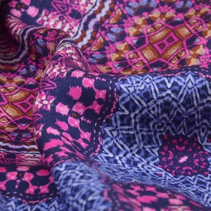 Blouse fabric made of viscose in purple, blue patterned, zigzag - 145 cm wide - smooth fabric, patterned