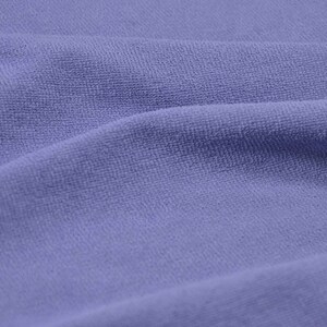 Puede incluir: Primer plano de una tela suave y texturizada de color azul claro. La tela tiene un aspecto ligeramente peludo.