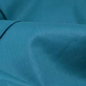 Könnte beinhalten: Nahaufnahme eines türkisfarbenen Stoffes mit glatter, gleichmäßiger Textur. Der Stoff ist gefaltet und hat einen leichten Glanz.