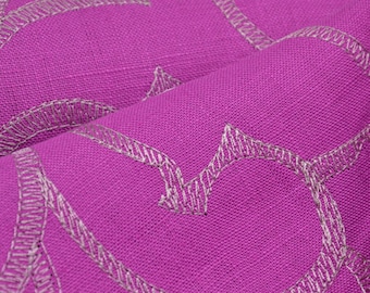 Peut inclure: Gros plan sur un tissu magenta vif avec un motif subtil et répétitif de coutures argentées en forme de vagues.