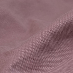 Könnte beinhalten: Nahaufnahme eines weichen, mauvefarbenen Stoffes mit einer dezenten gewebten Textur.