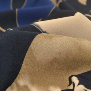 Blusenstoff Crêpe aus Viskose, mit Blumen in schwarz, blau, beige - 130cm breit - Stoff matt, gemustert
