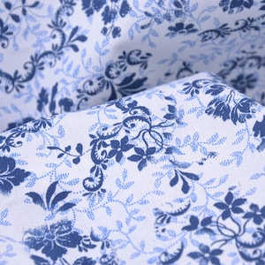 Tecido para blusa com estampa de flores pequenas, confeccionado em algodão com elastano - 150 cm de largura - tecido estampado