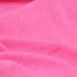 Puede incluir: Primer plano de una tela suave y rosa con una superficie texturizada.