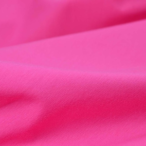 Könnte beinhalten: Nahaufnahme eines leuchtend pinkfarbenen Stoffes mit einer glatten, gleichmäßigen Textur. Der Stoff ist gefaltet und drapiert und erzeugt weiche, fließende Linien.