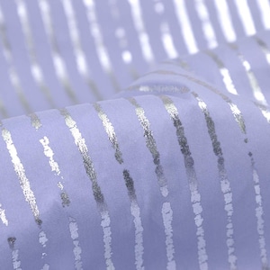 Könnte beinhalten: Ein helllila Stoff mit silbernen Streifen. Der Stoff hat einen dezenten Glanz und eine weiche Textur.