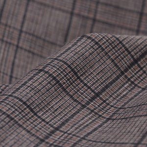 Könnte beinhalten: Nahaufnahme eines braunen und schwarzen karierten Stoffes. Der Stoff hat eine gewebte Textur und einen dezenten Glanz.