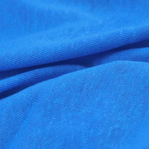 Op de afbeelding: Close-up van een blauwe stof met een textuur. De stof is gevouwen en heeft een zacht, glad gevoel.