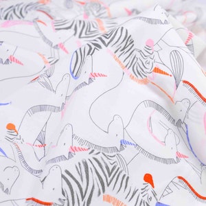 Könnte beinhalten: Weißer Stoff mit einem sich wiederholenden Muster aus schwarz-weißen Zebrastreifen und bunten abstrakten Linien. Das Muster erinnert an eine skurrile Tierillustration.
